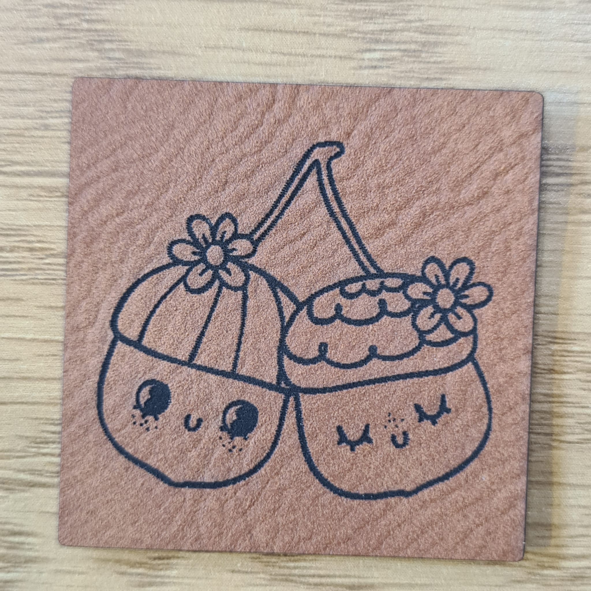 „Eichelgesichter“ Nählabel 4×4 cm – vegan, handmade, Schnuckidu® Kunstleder Braun