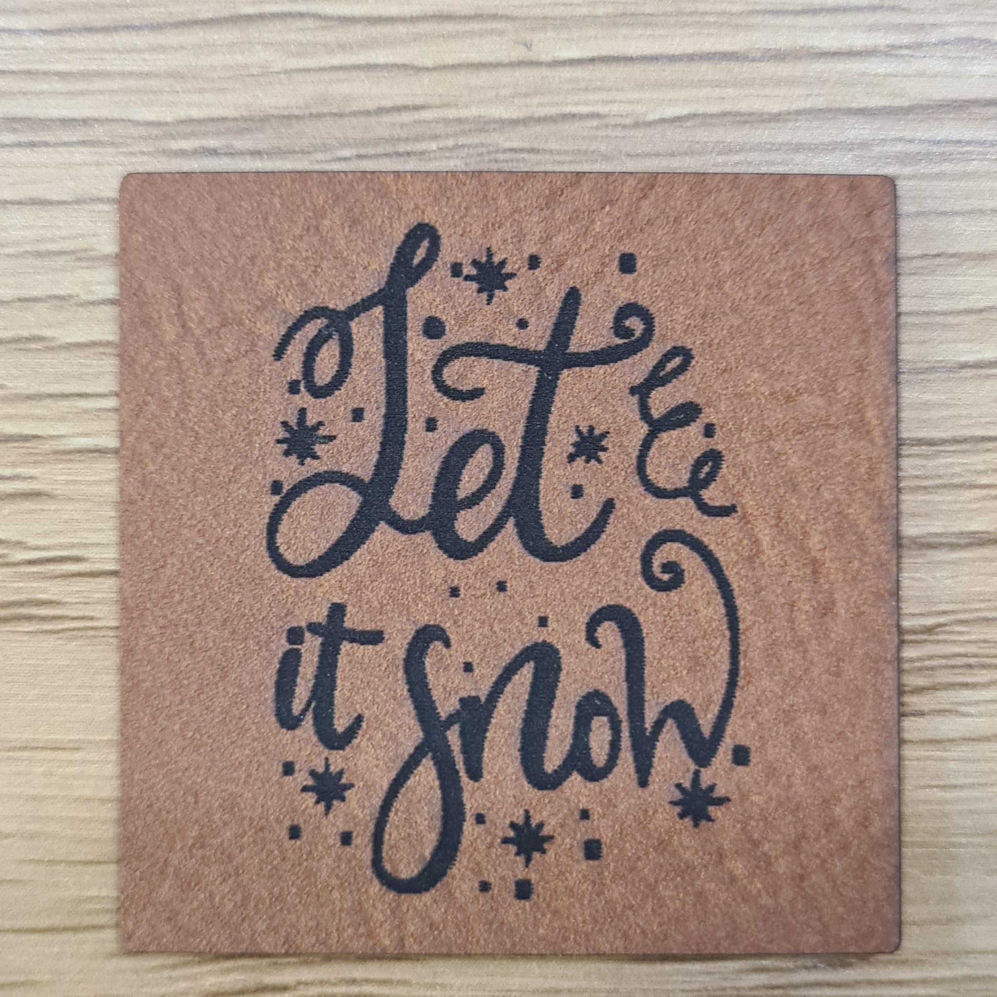„Let it snow“ Nählabel ca. 4×4 cm – vegan, handmade, Schnuckidu® Kunstleder Braun 