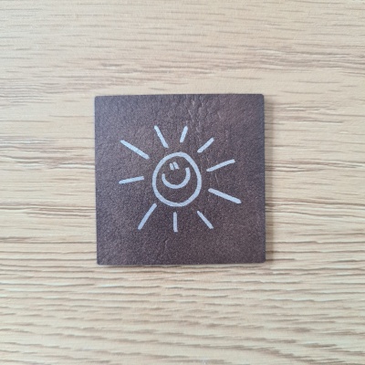 „Sonne“ Nählabel 4×4 cm – vegan, handmade, Schnuckidu® Kunstleder Braun/Silber