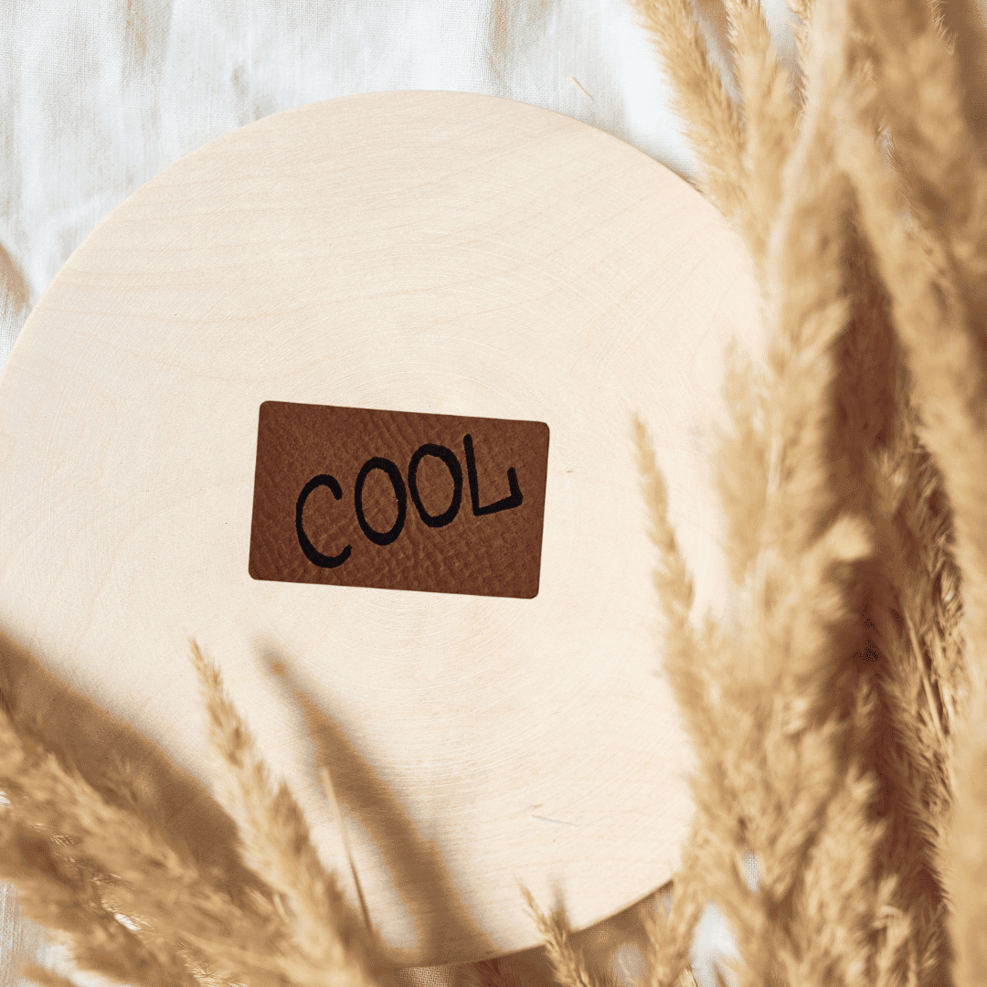 Rechteckiges braunes Kunstleder-Label mit dem Schriftzug „Cool“, 3,8 x 2,3 cm, veganes Nählabel für Kinderkleidung und Streetwear, laser-graviert bei Schnuckidu.