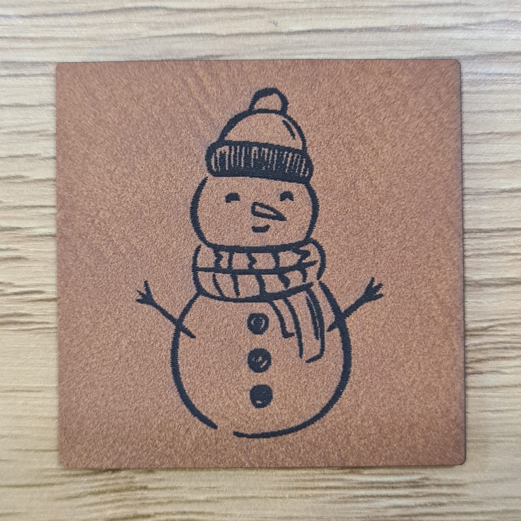 „Schneemann“ Nählabel 4×4 cm – vegan, handmade, Schnuckidu® Kunstleder Braun