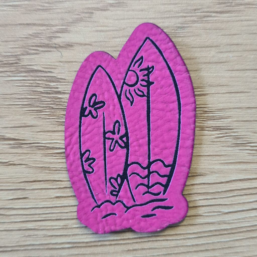Pinkes Kunstleder-Nählabel in Freiform als zwei überkreuzte Surfbretter, 3,1 x 5 cm, veganes Patch für Strandkleidung und Sommer-Accessoires, laser-graviert bei Schnuckidu.