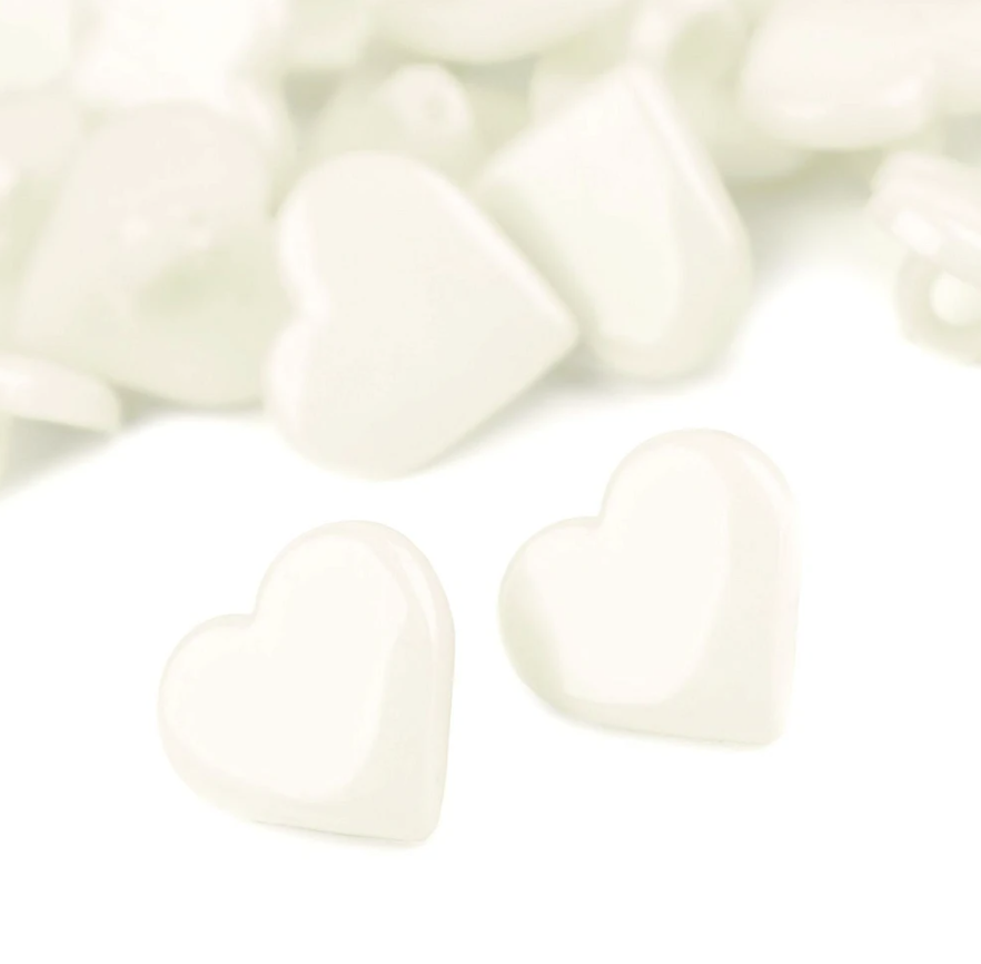 Weißer Motivknopf in Herzform mit rückseitiger Öse, 15,2 mm Durchmesser, glänzende Oberfläche, ideal für festliche Kleidung, Babyjacken und liebevolle Akzente.