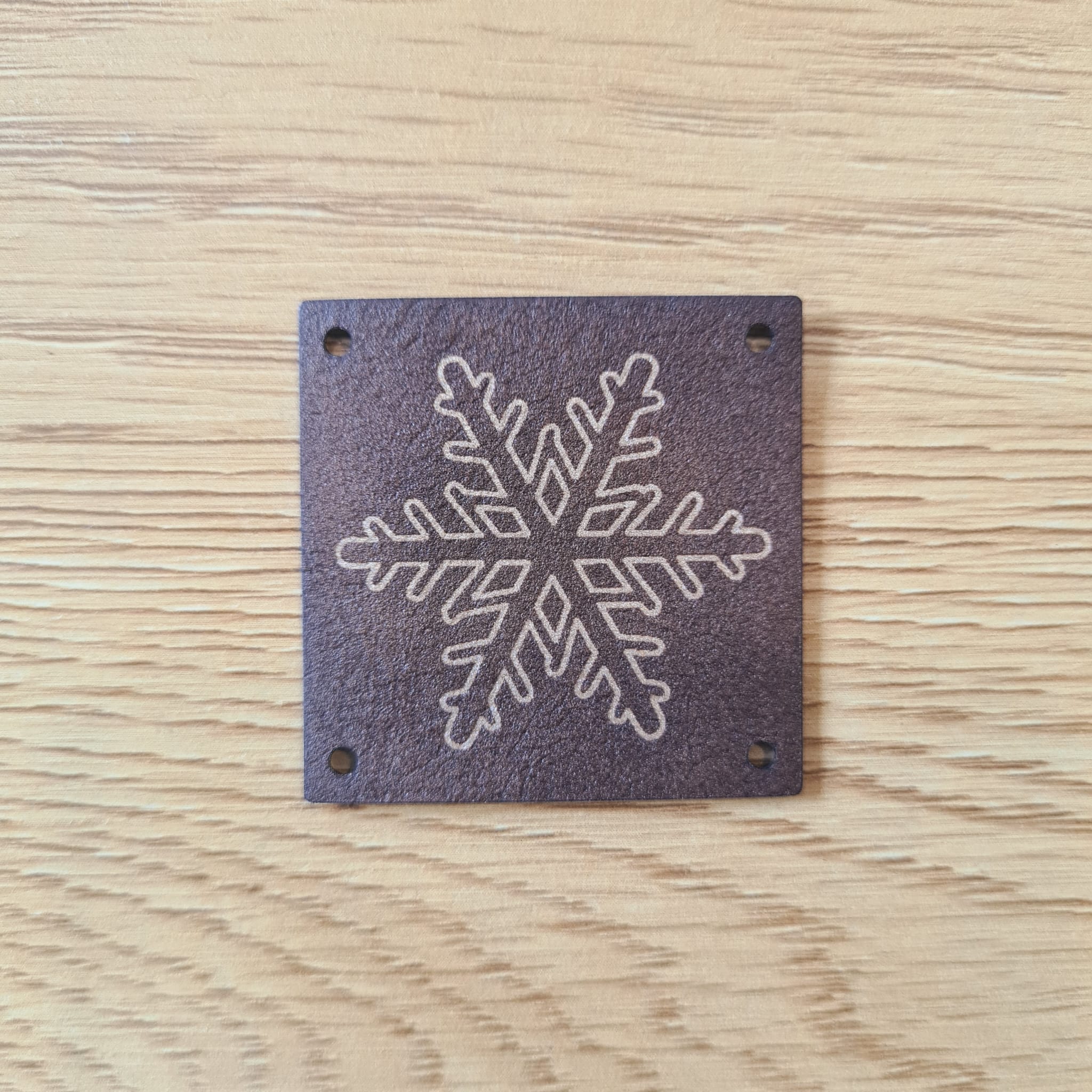 „Schneeflocke“ Nählabel 4×4 cm zum Geburtstagspreis – vegan, handmade, Schnuckidu® Kunstleder Braun/Gold  Kopie