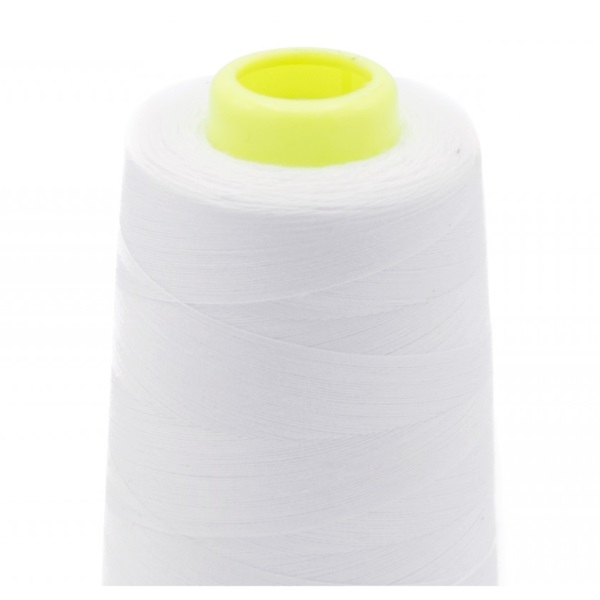 Hochwertiges weißes Overlockgarn auf der Kone, 2700 m Lauflänge aus 100 % Polyester, reißfest und ideal für professionelle Versäuberungsnähte.