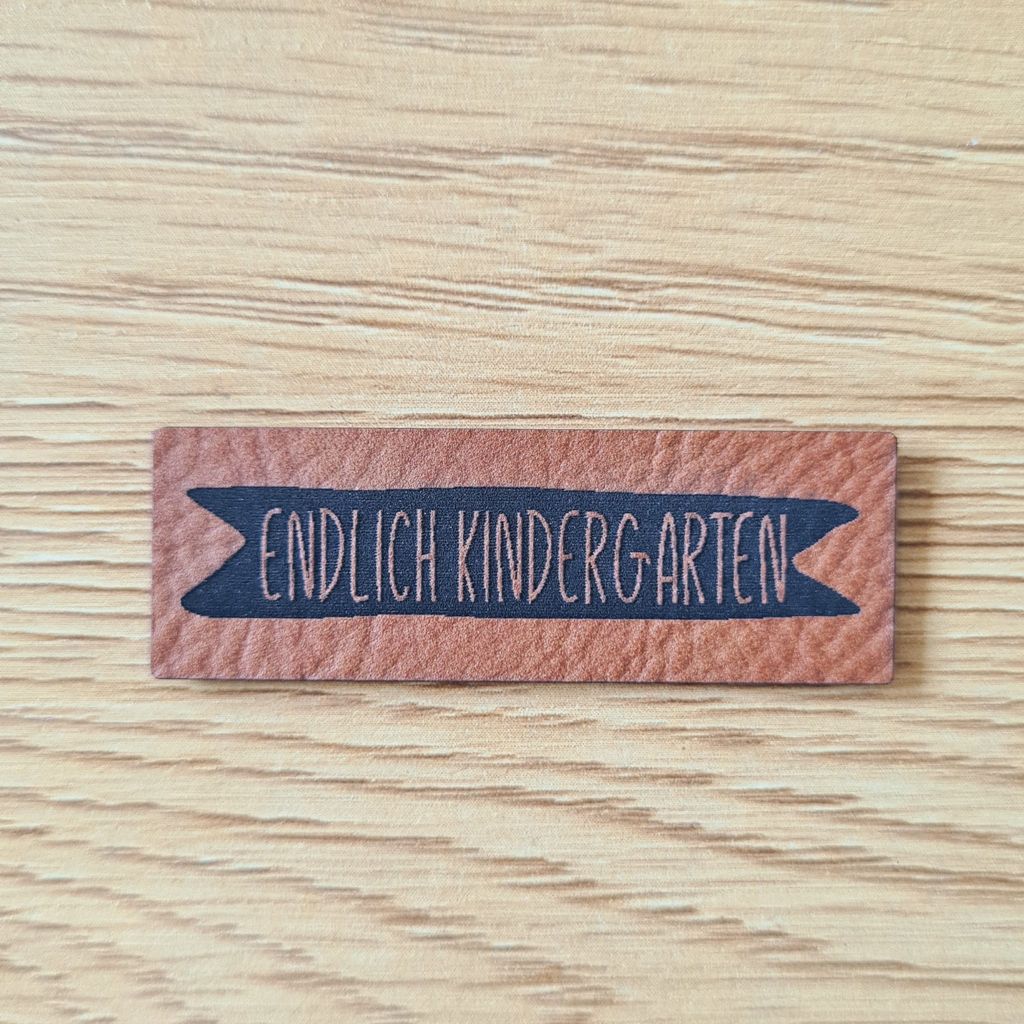 Nählabel „Endlich Kindergarten" 5x1,7cm – Schnuckidu® Kunstleder Braun