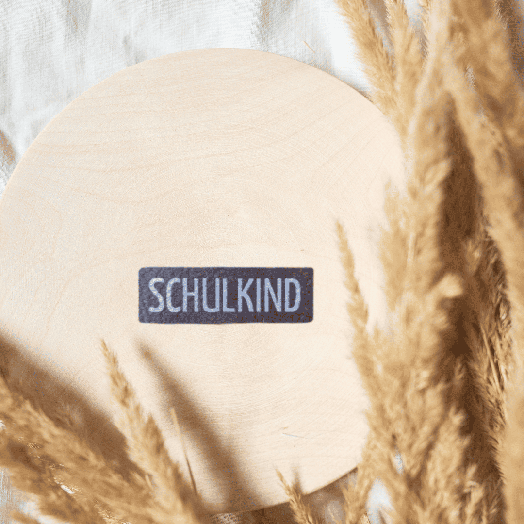 „Schulkind“ Nählabel 4,2cm x 1,3cm – vegan, handmade, Schnuckidu® Kunstleder Braun/Silber