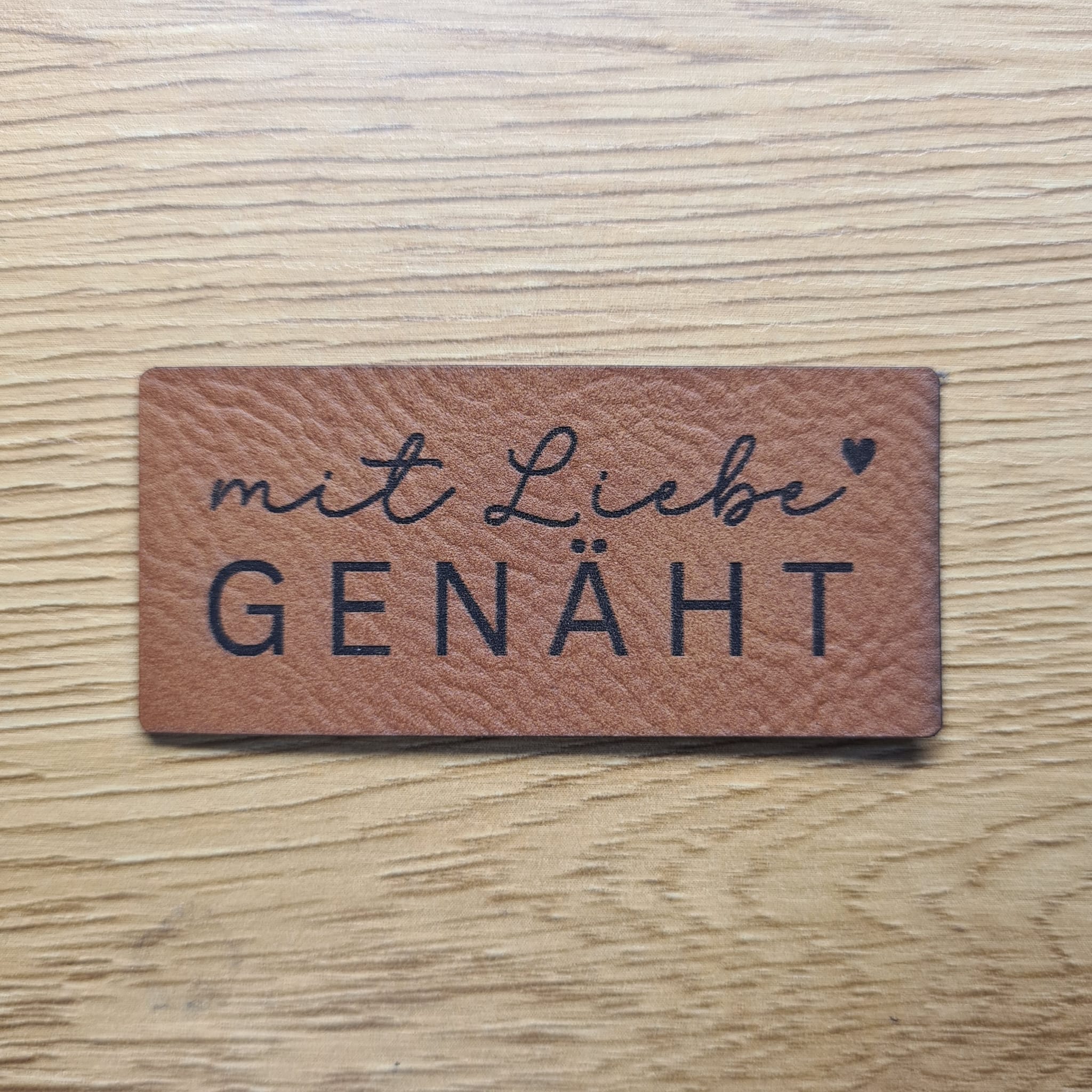 „Mit Liebe genäht“ Nählabel 6×2,7 cm – vegan, handmade, Schnuckidu® Kunstleder Braun