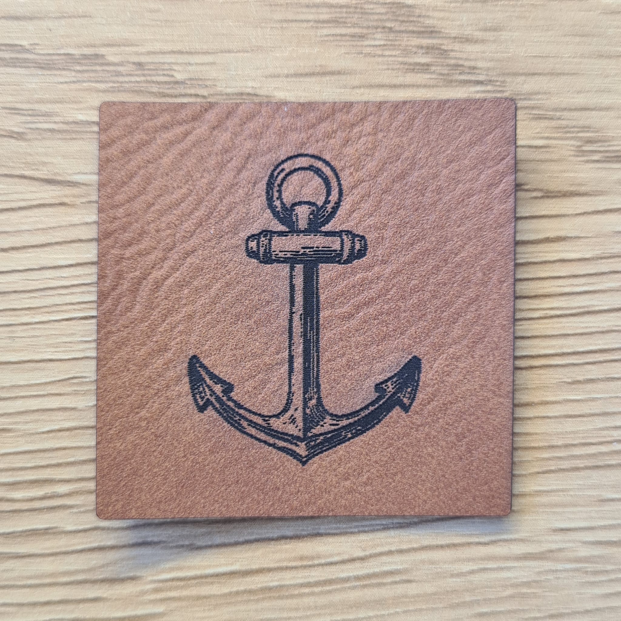 „Anker“ Nählabel 4×4 cm – vegan, handmade, Schnuckidu® Kunstleder Braun