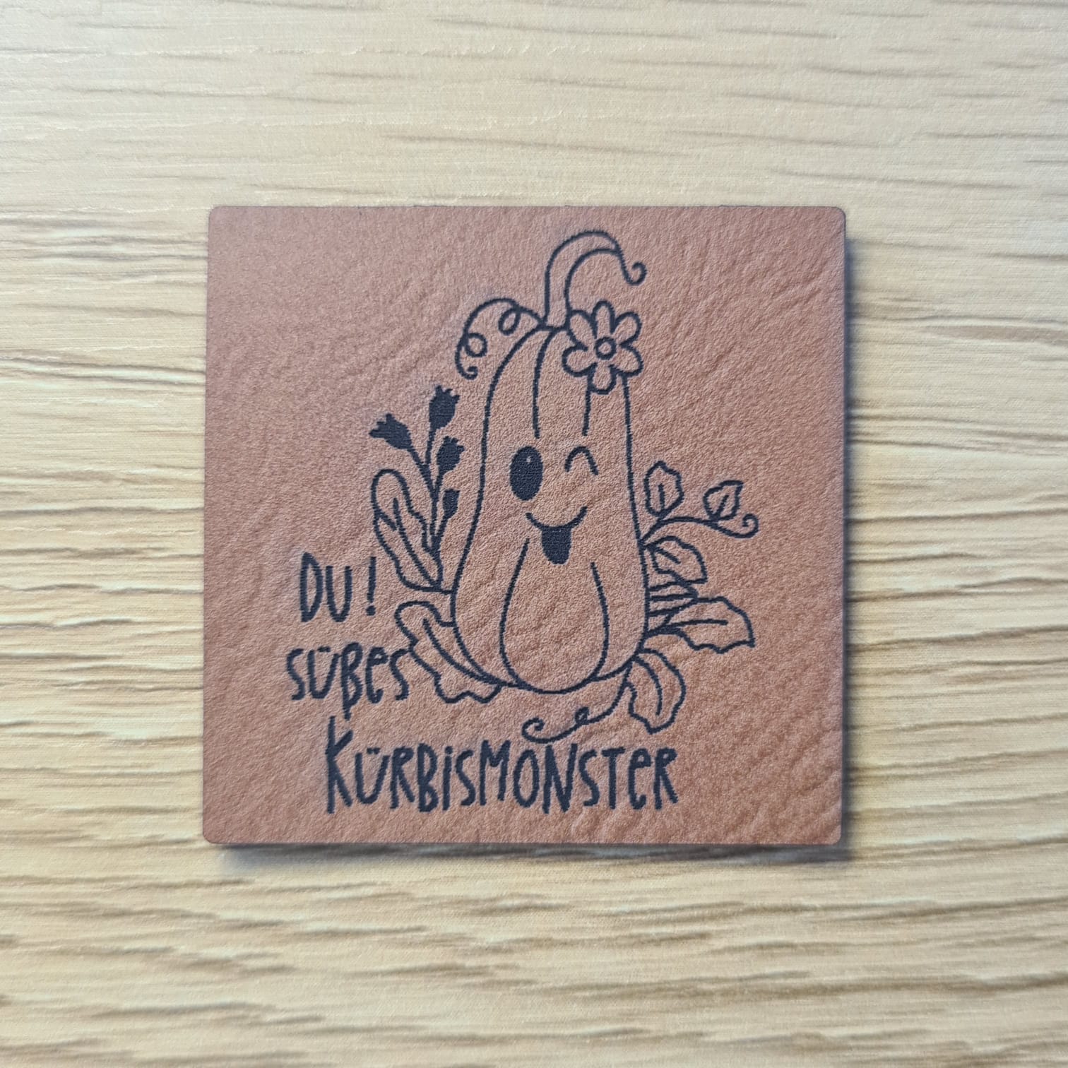 Schnuckidu Kunstleder Nählabel in Braun quadratisch mit Kürbismotiv und Schriftzug Du! Süßes Kürbismonster.