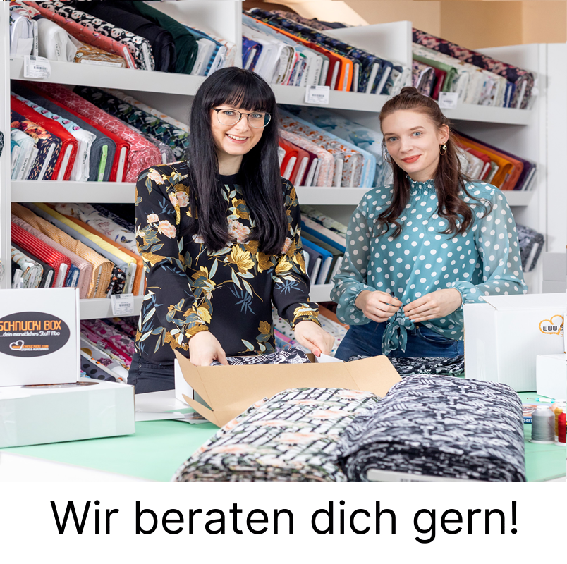 Mandy (Gründerin) und Anne von Schnuckidu beraten bei der Auswahl hochwertiger Stoffe im Stofflager.