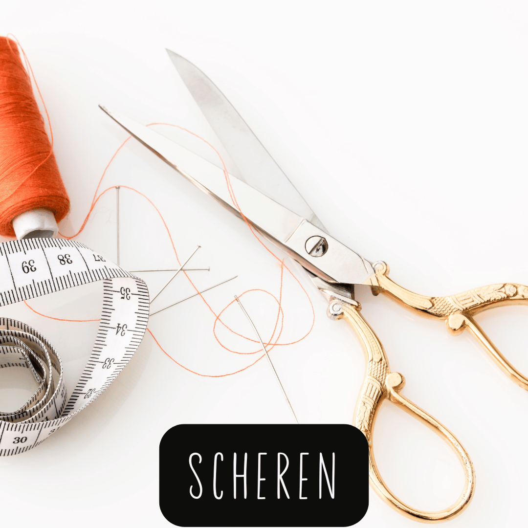 Goldfarbene Schere neben einem Maßband, einem Nähgarn und zwei Nadeln auf weißem Untergrund mit dem Schriftzug 'SCHEREN'
