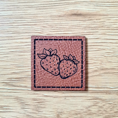 „Erdbeeren“ Nählabel 4×4 cm – vegan, handmade, Schnuckidu® Kunstleder Braun/Schwarz