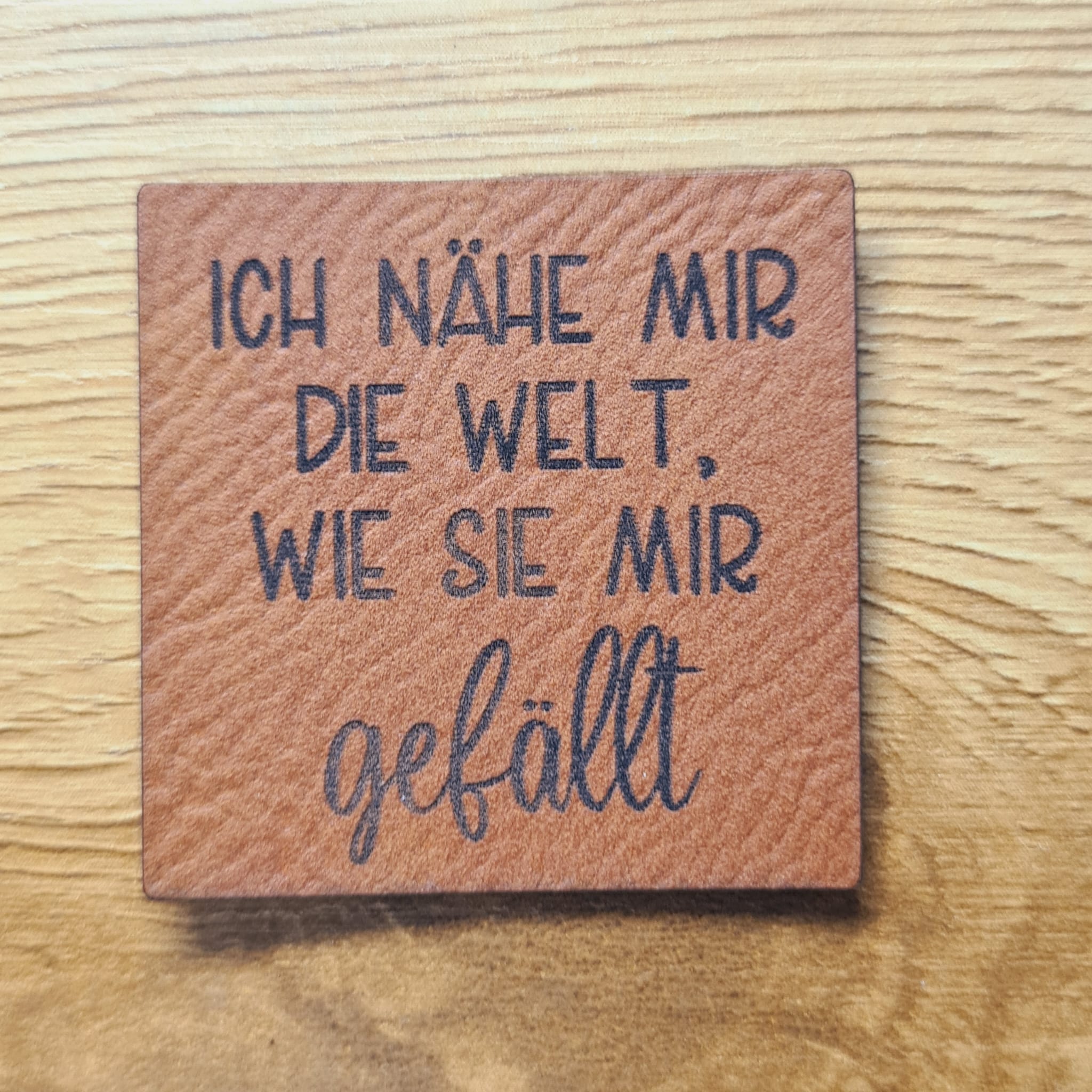 „Ich nähe mir die Welt wie sie mir gefällt“ Nählabel 4×4 cm – vegan, handmade, Schnuckidu® Kunstleder Braun