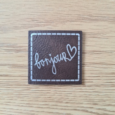 "Bonjour" Nählabel 4×4 cm – vegan, handmade, Schnuckidu® Kunstleder Braun/Silber