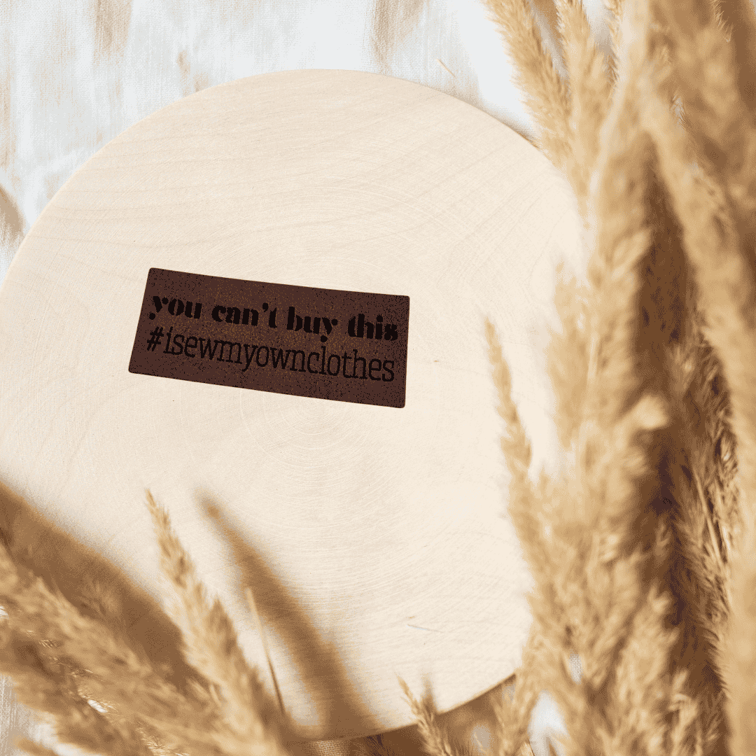 Rechteckiges dunkelbraunes Kunstleder-Label mit dem Hashtag „#isewmyownclothes“, ca. 4,7 x 2 cm, veganes Leder-Patch für DIY-Fashion, laser-graviert bei Schnuckidu