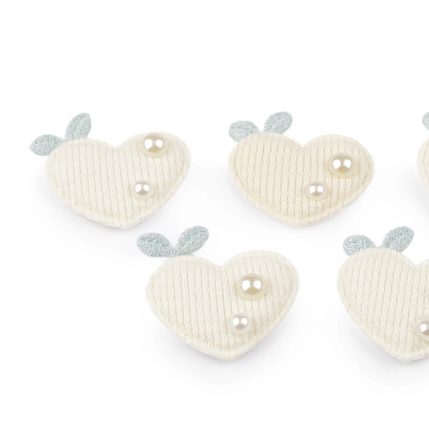 Herz-Applikation in Beige, 4x4 cm, mit glänzenden Perlen und Pailletten verziert, flache Ausführung zum Aufnähen oder Aufkleben, ideal für festliche Kleidung und Accessoires.