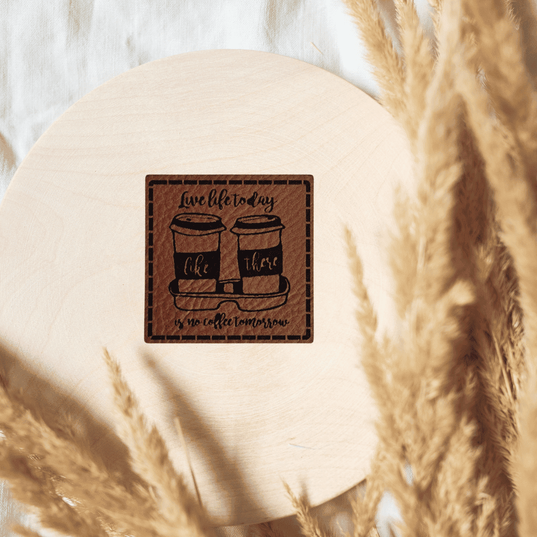 „Kaffeebecher“ Nählabel 4×4 cm – vegan, handmade, Schnuckidu® Kunstleder Braun/Schwarz