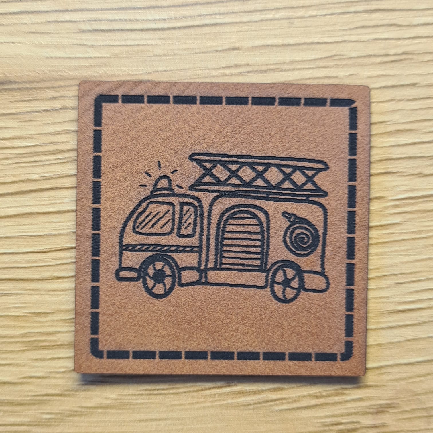 Braunes Kunstleder-Label mit Feuerwehr-Motiv, 4 x 4 cm, quadratisch, veganes Nählabel für Kinderkleidung, laser-graviert bei Schnuckidu.