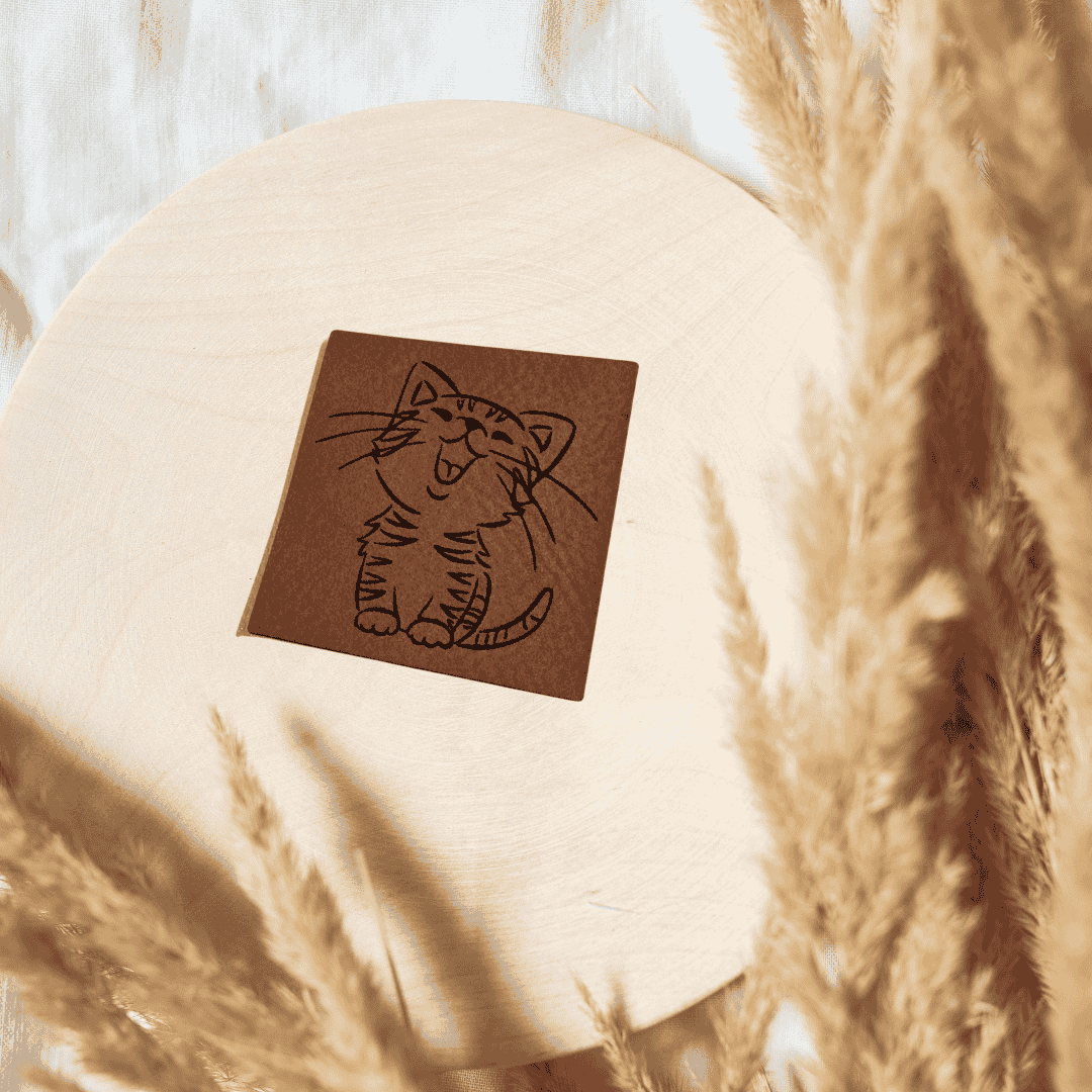 Quadratisches braunes Kunstleder-Label mit Katzen-Motiv, 4 x 4 cm, veganes Nählabel für Tierliebhaber, laser-graviert bei Schnuckidu.