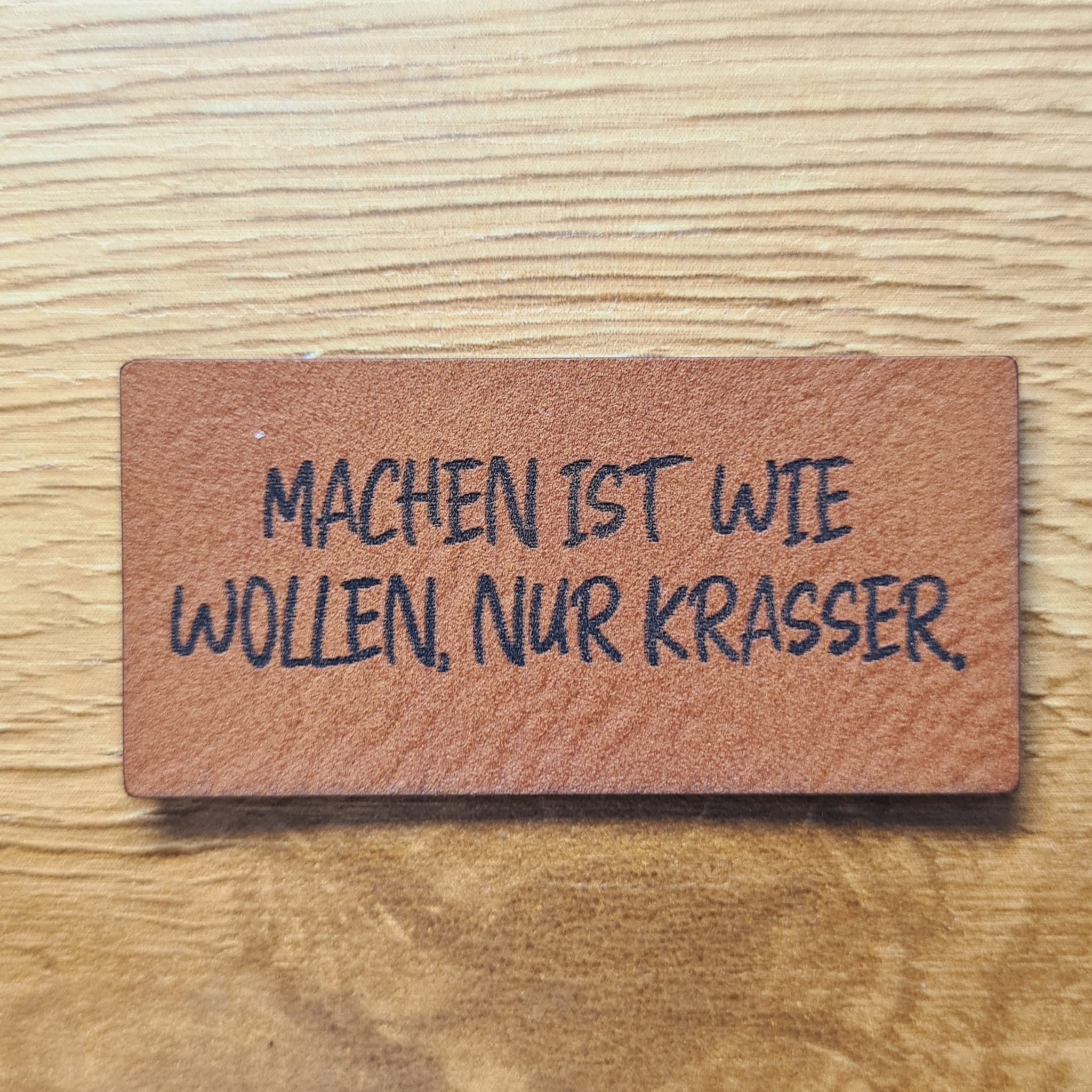 „Machen ist wie wollen nur krasser“ Nählabel 5x2,4 cm – vegan, handmade, Schnuckidu® Kunstleder Braun