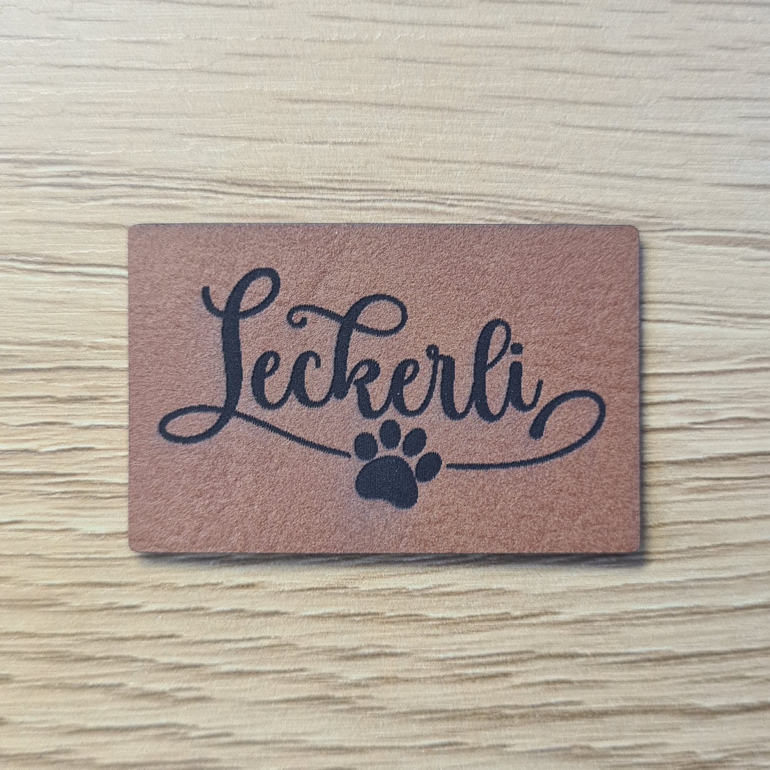 naehlabel-leckerli-pfote-kunstleder-braun-schnuckidu