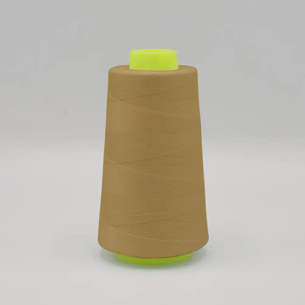 Hochwertiges karamellfarbenes Overlockgarn auf der Kone, 2700 m Lauflänge aus 100 % Polyester, reißfest und ideal für warme, erdige Versäuberungsnähte.