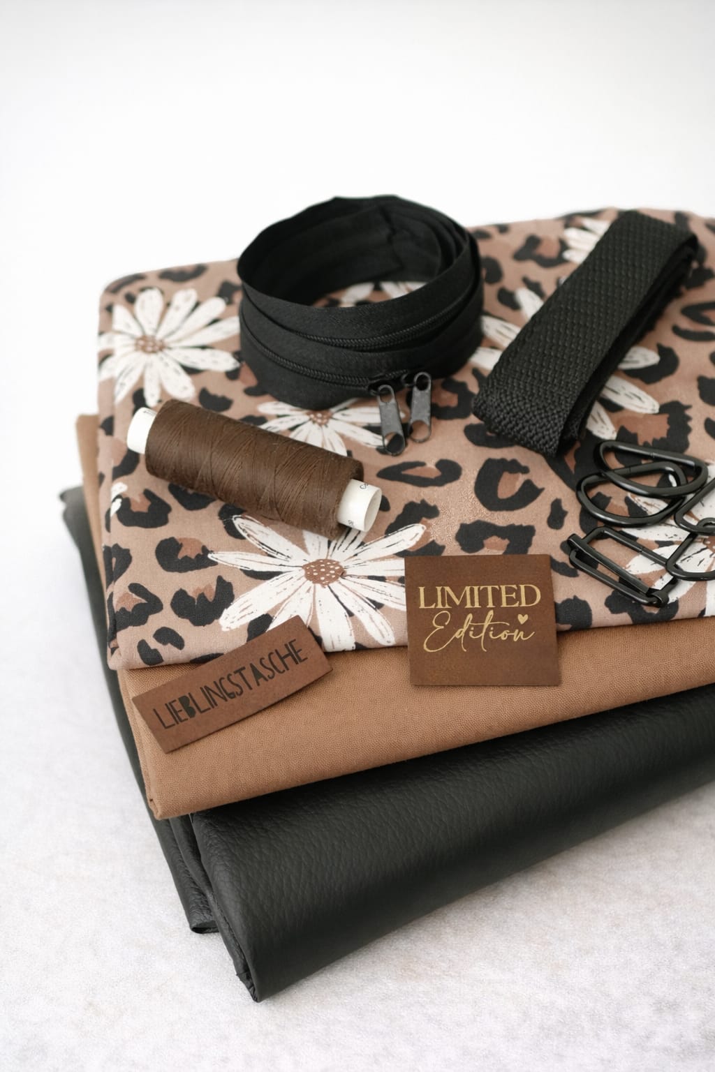 Komplette Taschen-Materialpakete mit Kunstleder, Gurtband, Reißverschluss und passenden Labels von Schnuckidu.