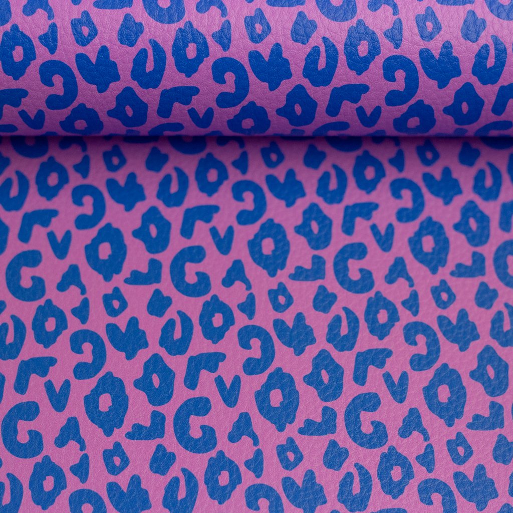 Swafing Kunstleder Brush & Wild by Cherry Picking, Design LEO Pink mit blauen Leopardenflecken, hochwertiges Lederimitat, 91% PVC 9% PL, Taschenzubehör, Vorbestellung