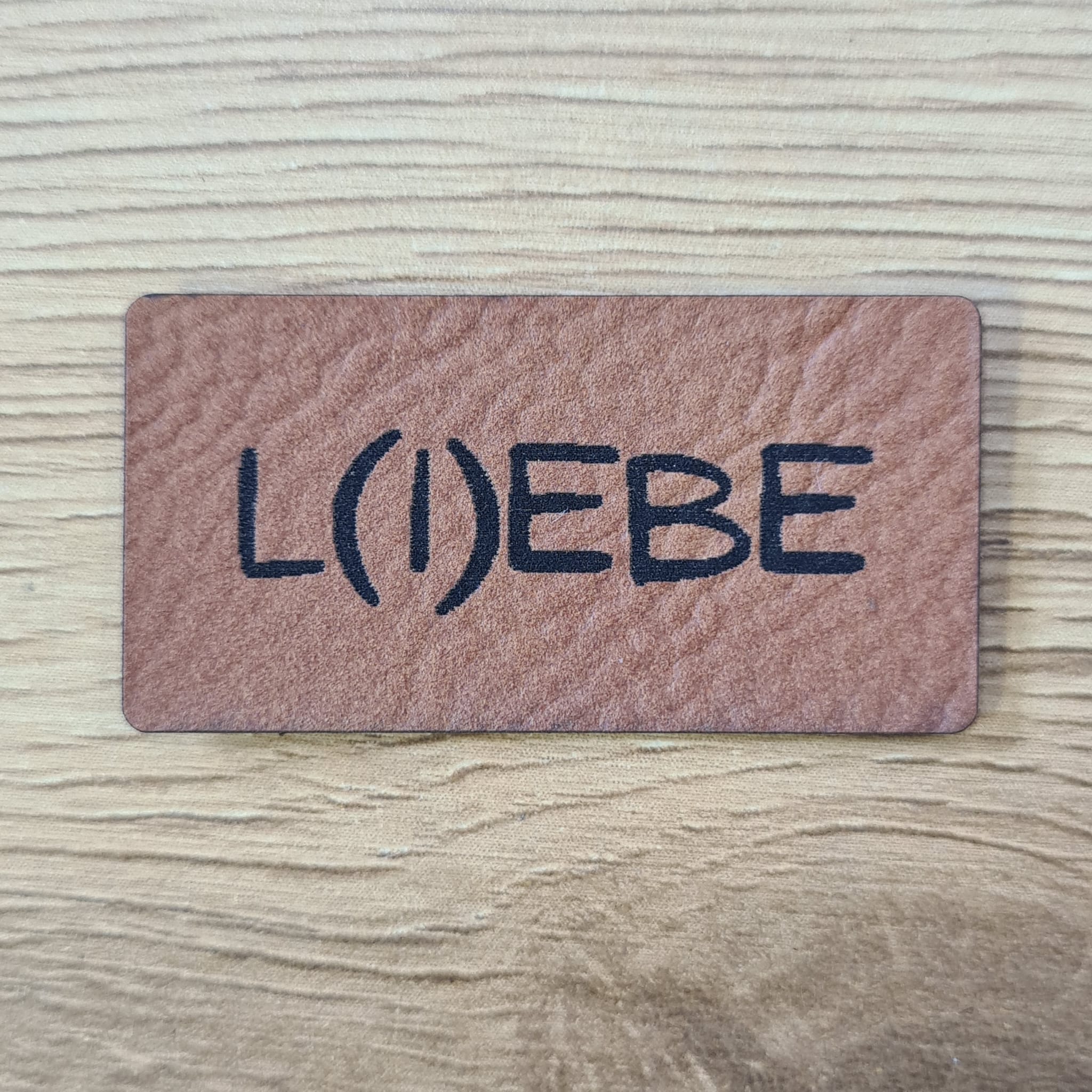 „L(I)EBE“ Nählabel 4×2cm – vegan, handmade, Schnuckidu® Kunstleder Braun