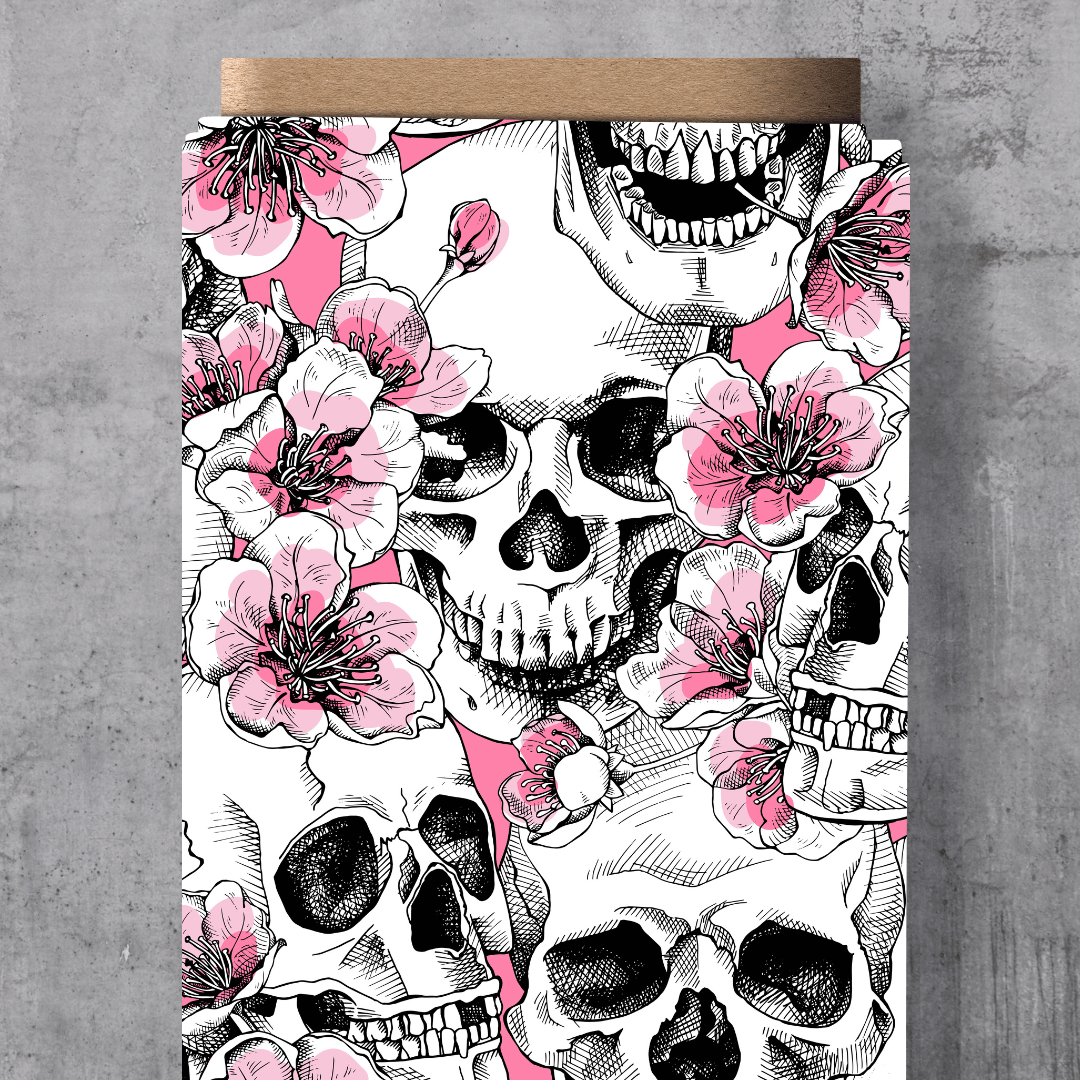 Lässiger Kinderstoff mit dem beliebten Schnuckidu-Eigendesign „Miss Skull“ – detailreiche Totenköpfe mit einem traumhaft schönen, bunten Blumenkranz auf neutralem Hintergrund.