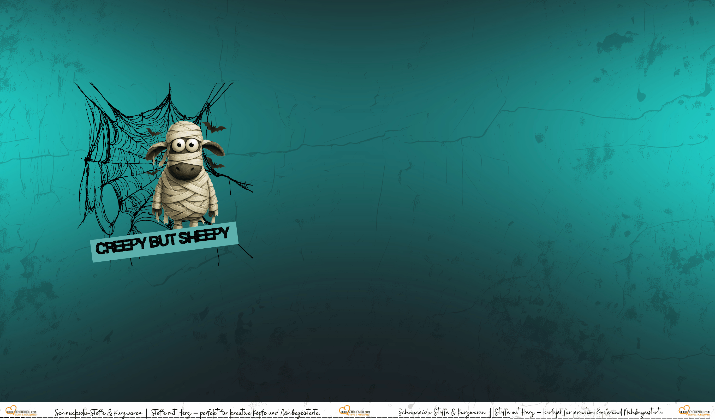 Vororder French Terry Panel "Creepy Sheepy" Eigendesign mit einem als Mumie verkleideten Schaf und dem Schriftzug "Creepy but Sheepy" vor einem Spinnennetz-Hintergrund, dargestellt als fertiger Pullover am Modell im Bild creepy sheepy.jpeg.