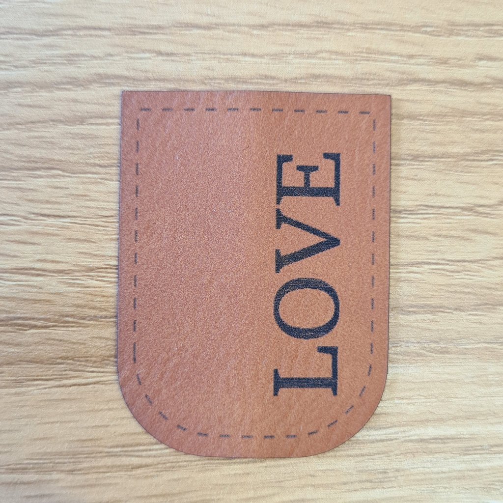 Braunes Kunstleder-Kordelende mit dem Schriftzug „Love“ und dekorativem Rand, zusammengenäht ca. 1,2 x 4,1 cm, für 8 mm Kordeln, veganes Leder-Finish von Schnuckidu