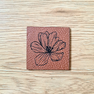 „Blume“ Nählabel 4×4 cm – vegan, handmade, Schnuckidu® Kunstleder Braun/Schwarz