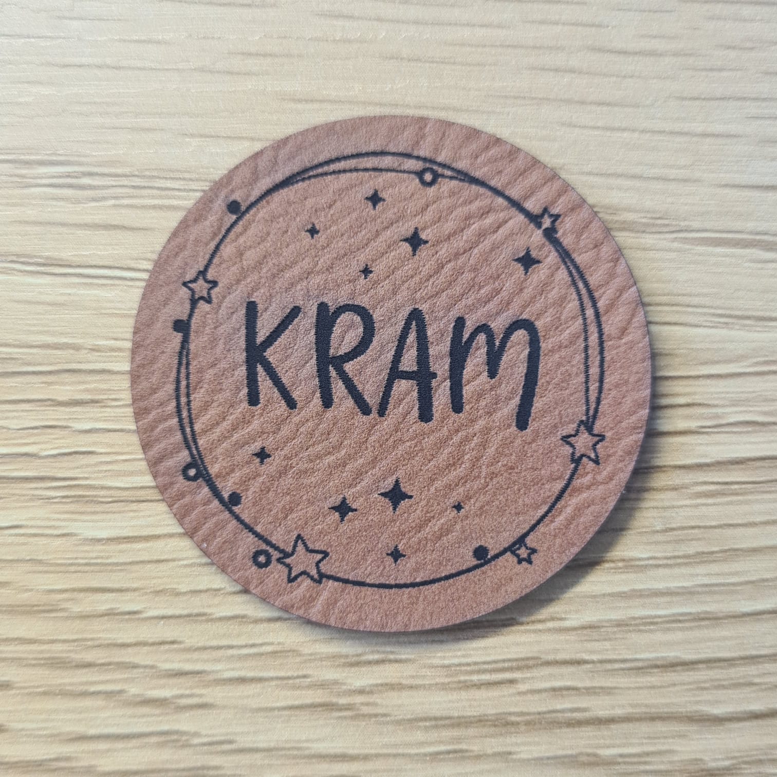 Schnuckidu Kunstleder Nählabel in Braun rund mit Sternenkreis-Rahmen und Schriftzug KRAM