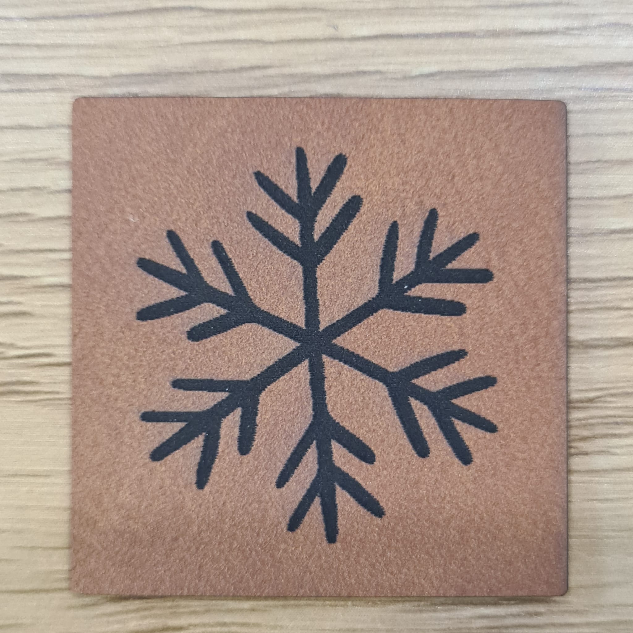 „Schneeflocke“ Nählabel 4×4 cm – vegan, handmade, Schnuckidu® Kunstleder Braun