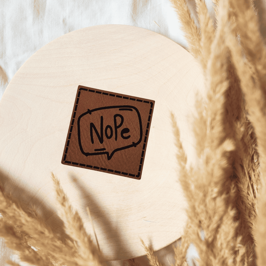 „Nope“ Nählabel 4×4 cm – vegan, handmade, Schnuckidu® Kunstleder Braun/Schwarz