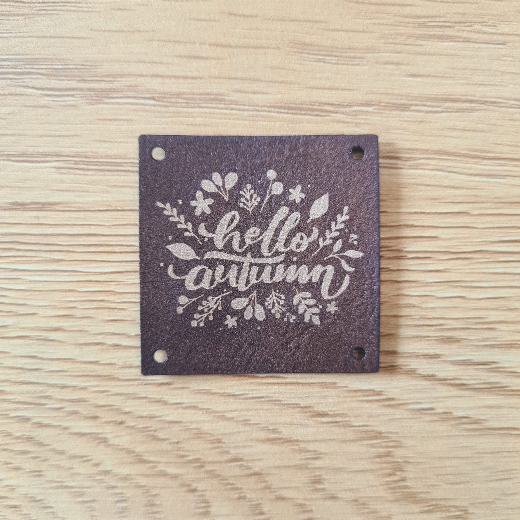 „Hello autumn“ Nählabel 4×4 cm zum Geburtstagspreis – vegan, handmade, Schnuckidu® Kunstleder Braun/Gold