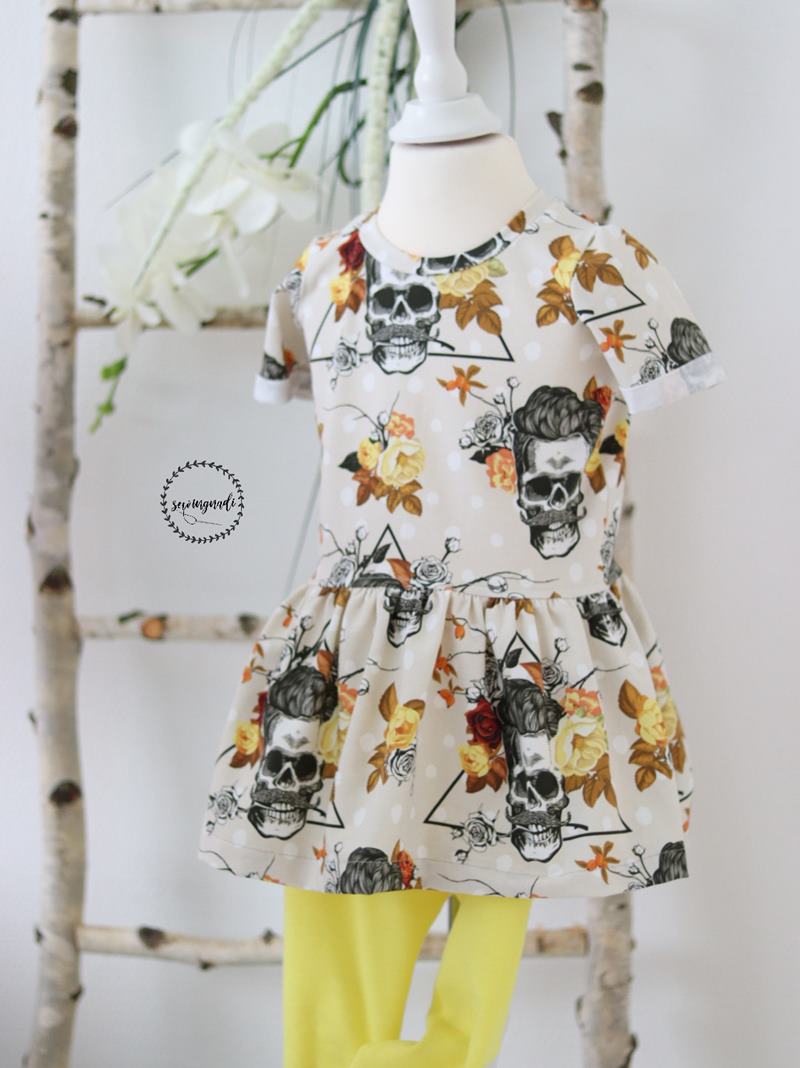 Eigenproduktion - Jersey Stoff - Baumwolljersey - Rose Hip Skull Stoffrest 140cm