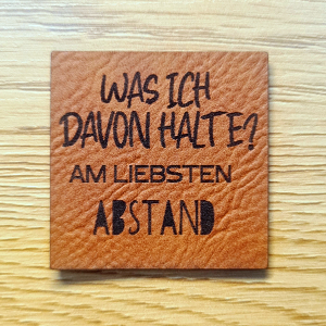 „Was ich davon halte? Am liebsten Abstand“ Nählabel 4×4 cm – vegan, handmade, Schnuckidu® Kunstleder Braun