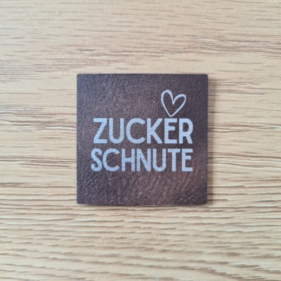 "Zuckerschnute" Nählabel 4×4 cm – vegan, handmade, Schnuckidu® Kunstleder Braun/Silber