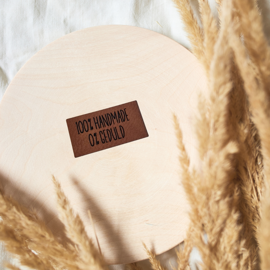 Braunes Kunstleder-Label mit dem Spruch „Handmade & eine Portion Geduld“, 4 x 2 cm, rechteckig, veganes Nählabel für Handarbeitsprojekte, laser-graviert bei Schnuckidu.