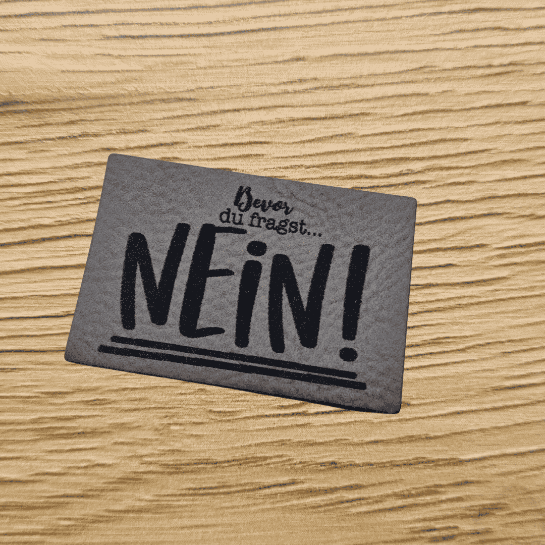 Graues Kunstleder-Label mit Spruch „Bevor du fragst..NEIN“, ca. 5x3,2 cm, veganes Leder-Patch für Taschen und Kleidung, laser-graviert bei Schnuckidu.