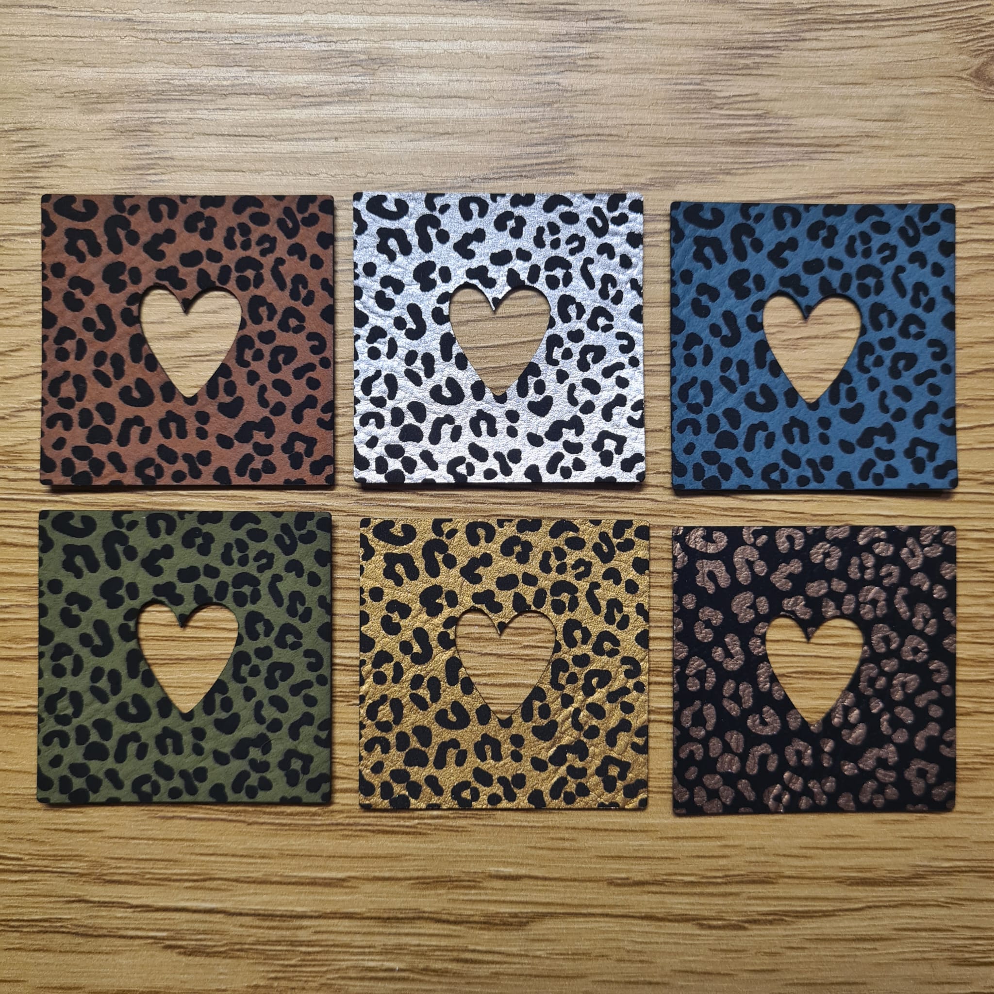 Quadratisches Kunstleder-Label mit Leoprint-Hintergrund und einem ausgestanzten Herz in der Mitte, ca. 4 x 4 cm, veganes Leder-Patch, laser-graviert bei Schnuckidu