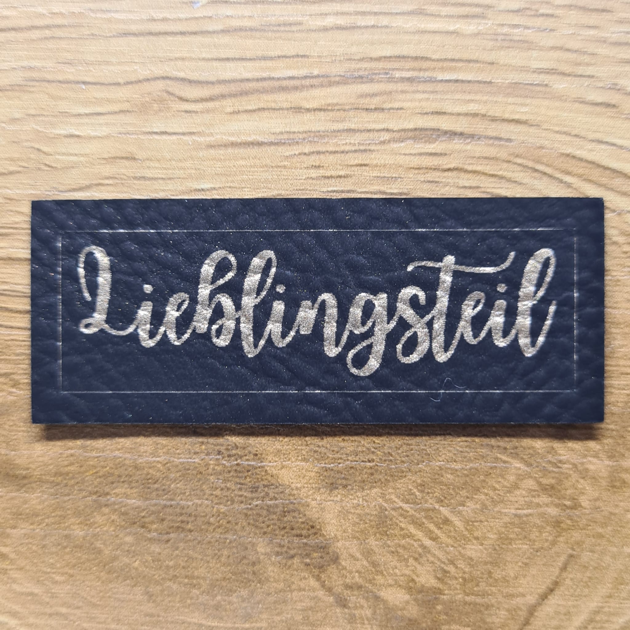 „Lieblingsstück“ Nählabel 5×2 cm – vegan, handmade, Schnuckidu® Kunstleder Schwarz-Gold