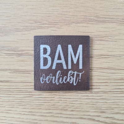 "Bam verliebt" Nählabel 4×4 cm – vegan, handmade, Schnuckidu® Kunstleder Braun/Silber