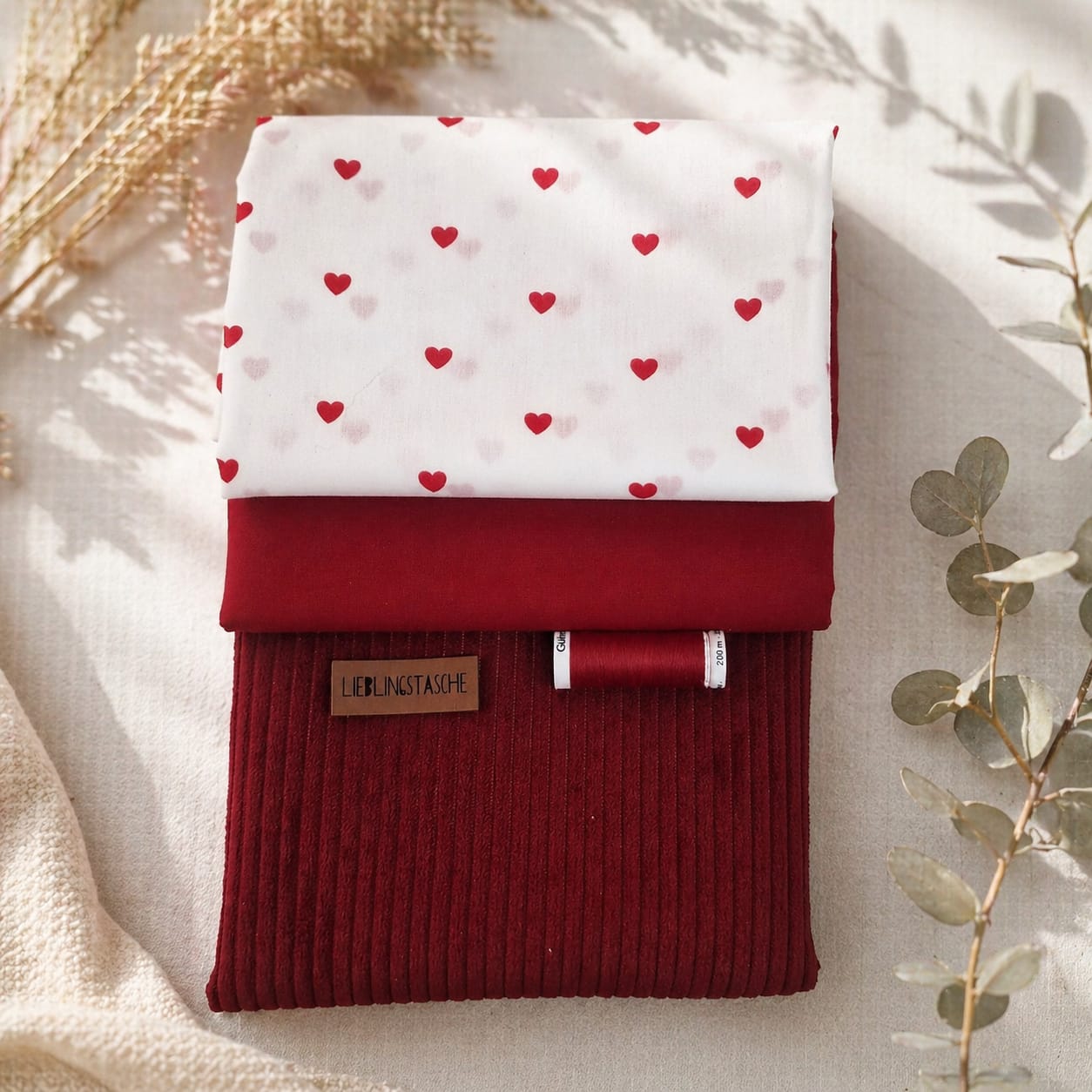 Stoffpaket Herzen mit Herzchen-Webware, bordeauxrotem Cord Wanja, passendem Garn und Kunstlederlabel "Lieblingstasche" von Schnuckidu