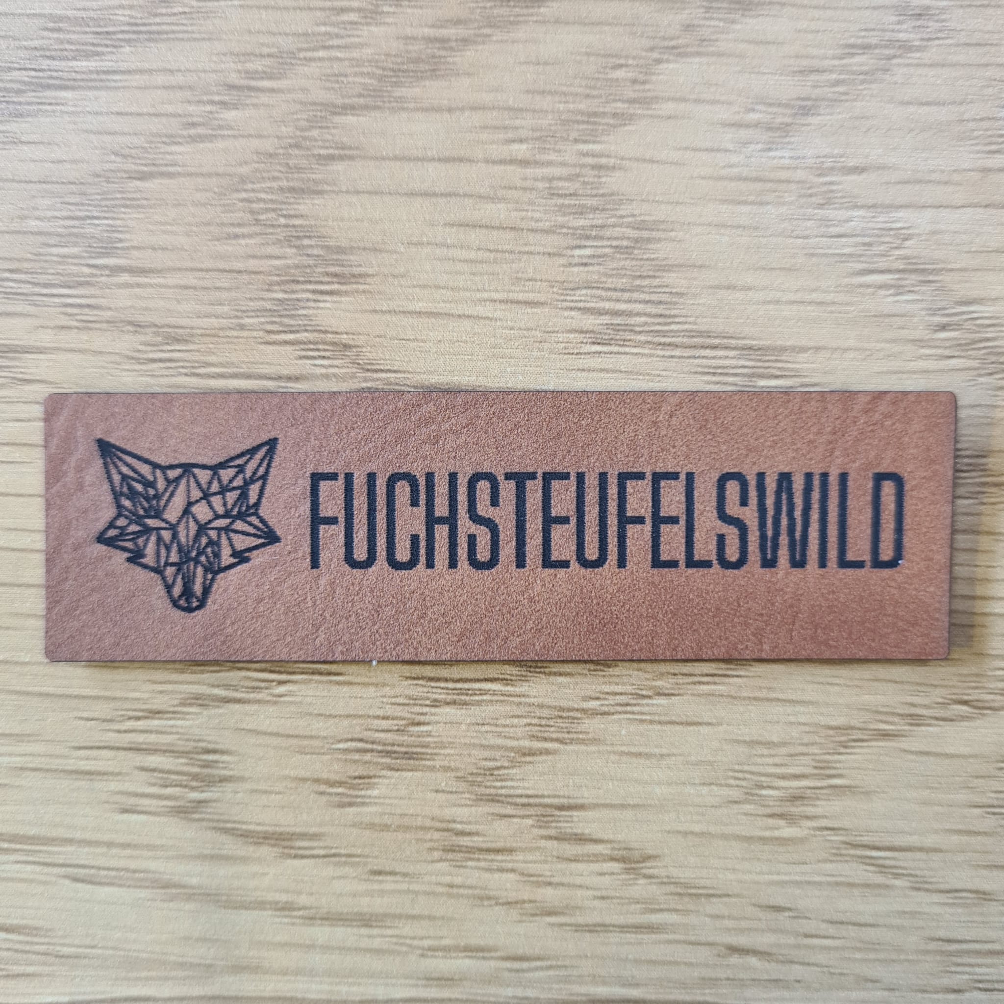 Längliches braunes Kunstleder-Label mit der Aufschrift „Fuchsteufelswild“, ca. 7 x 2 cm, veganes Leder-Patch, laser-graviert bei Schnuckidu