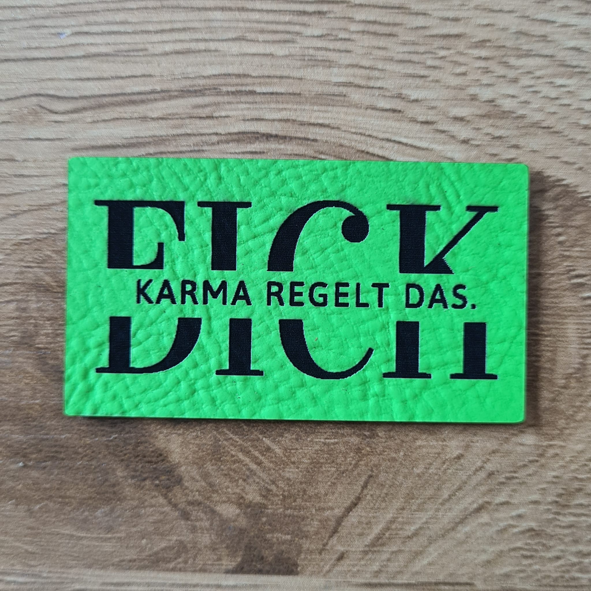 Nählabel „FICK DICH - Karma regelt das" 5x2,8cm – Schnuckidu® Kunstleder NEON Grün