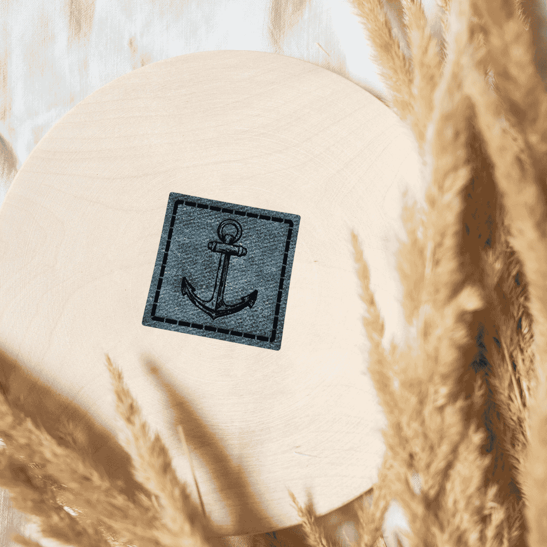„Anker“ Nählabel 4×4 cm – vegan, handmade, Schnuckidu® Kunstleder Petrol